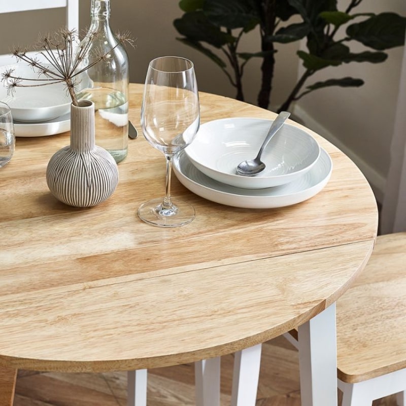 Discover the Small Round Dropleaf Table in White & Natural Oak Effect w/ extendable top in oak effect & white legs. Enhance your dining experience w/ versatile elegance.